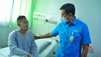 Direktur Utama BPJS Ketenagakerjaan Anggoro Eko Cahyo meninjau langsung seorang peserta yang tengah mendapatkan perawatan di Rumah Sakit Pertamina Jaya Jakarta