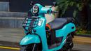 Yamaha Fazzio berkelir cyan atau tosca ini mengusung konsep sporty-classic. Konsep tersebut tercermin dari seluruh stiker dan emblem yang dilepas untuk memberikan kesan clean look. Tak hanya itu, aksen-aksen hitam di sekitar lampu, rak depan tambahan, behel belakang, hingga velg monoblock yang menambah aura sporty. (Source: Instagram/@fazzioholic)