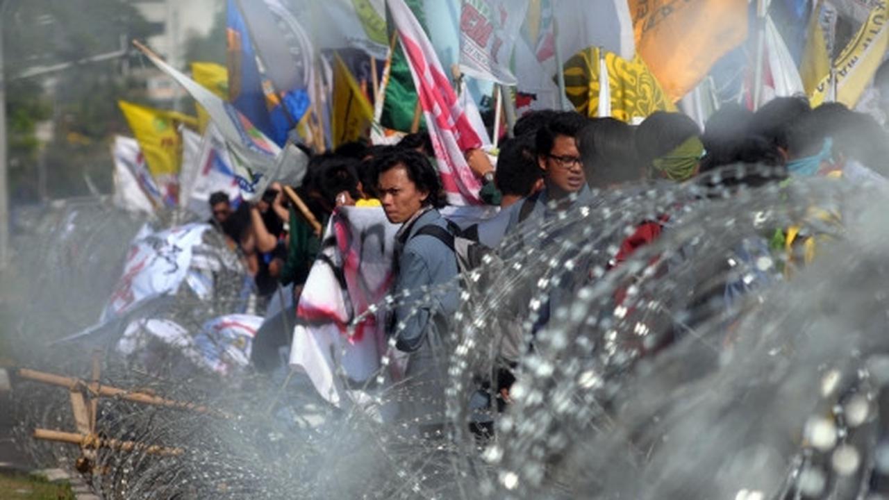 Ratusan mahasiswa gelar 'Sidang Rakyat' di depan Istana Merdeka