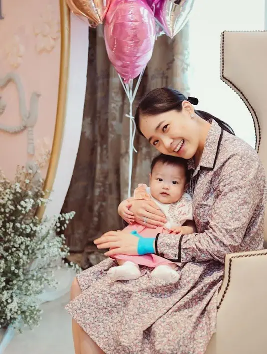 Jessica Tanoesoedibjo tampil mengenakan dress bercorak flora yang cantik dengan detail kerah dan lengan panjang. Rambutnya yang panjang dikuncir low ponytail dengan pita hitam yang manis. [Foto: Instagram/jessicatanoe]