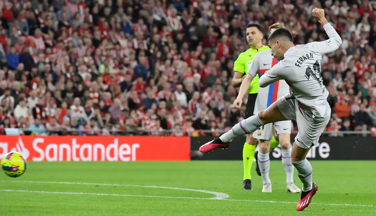 Pemain Barcelona Ferran Torres gagal mencetak gol saat melawan Athletic Bilbao pada pertandingan sepak bola La Liga Spanyol di Stadion San Mames, Bilbao, Spanyol, 12 Maret 2023. Barcelona mengalahkan Athletic Bilbao dengan skor 1-0. (AP Photo/Alvaro Barrientos)
