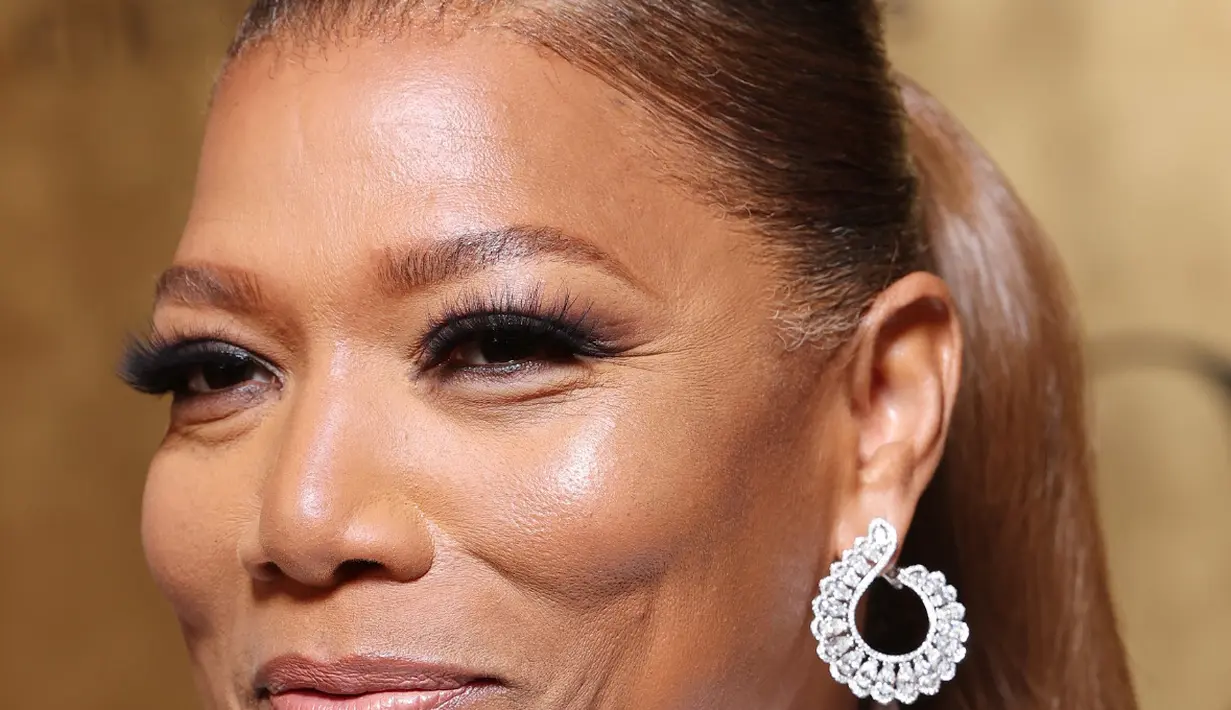 Rapper Amerika Queen Latifah tampil memukau dengan anting-anting dari koleksi Precious Lace yang menampilkan berlian berbentuk buah pir 12,59 karat dan berlian 0,97 karat bertahtakan emas putih 18 karat.[Chopard]