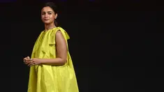 Aktris Bollywood Alia Bhatt berpose selama konferensi pers untuk peluncuran trailer film komedi gelap mendatang 'Darlings' di Mumbai (25/7/2022). Alia tampil cantik penuh gaya di peluncuran trailer Darlings dengan gaun kuning cerah. Alasannya sederhana, gaunnya mewakili rumah produksinya, Eternal Sunshine Productions. (AFP Photo/Punit Paranjpe)