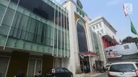 Kondisi kantor DPP PPP di Jakarta Pusat seusai aksi penyerangan sekelompok orang, Minggu (16/7). Sekitar 80 orang tak dikenal melempari kantor yang selama ini dihuni PPP kubu Djan Faridz itu hingga kacanya pecah. (Liputan6.com/Herman Zakharia)