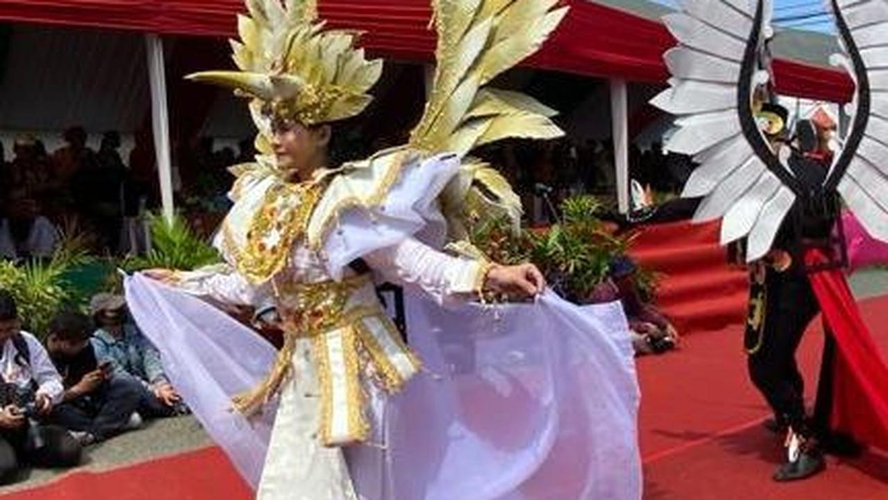 "Kebetulan kakak ipar saya jadi peserta sehingga rombongannya paling ditunggu," tambahnya.