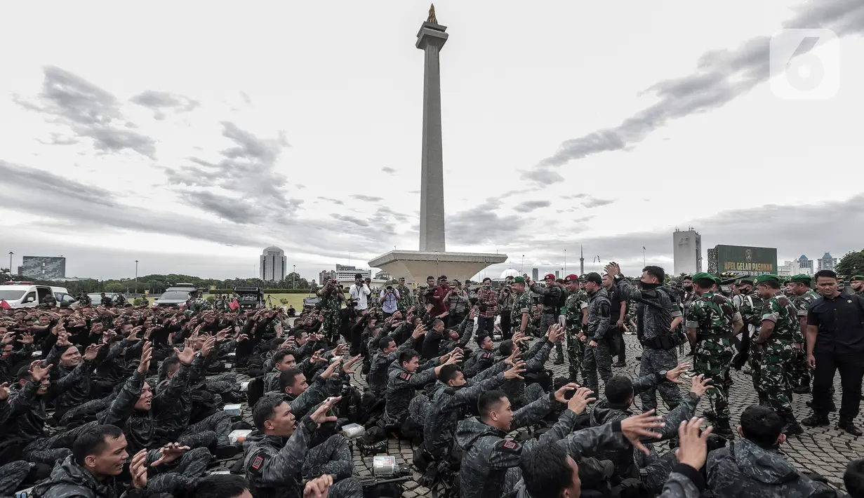 Kepala Staf Angkatan Darat (KSAD) Jenderal TNI Dudung Abdurachman (tengah kanan) menyapa pasukan saat memimpin Apel Gelar Kesiapsiagaan TNI Angkatan Darat di Lapangan Monumen Nasional (Monas), Jakarta Pusat, Rabu (26/10/2022). Di antara isi pidato KSAD adalah menekankan TNI AD dalam penanganan COVID-19, membantu masyarakat yang terkena bencana karena cuaca yang tidak menentu, menjaga dari segala bentuk ancaman radikalisme, memegang netralitas saat tahapan Pemilu 2024 mendatang, ketahanan pangan dan penanganan stunting, dan menjaga kesuksesan acara puncak G-20 mendatang. (Liputan6.com/Johan Tallo)