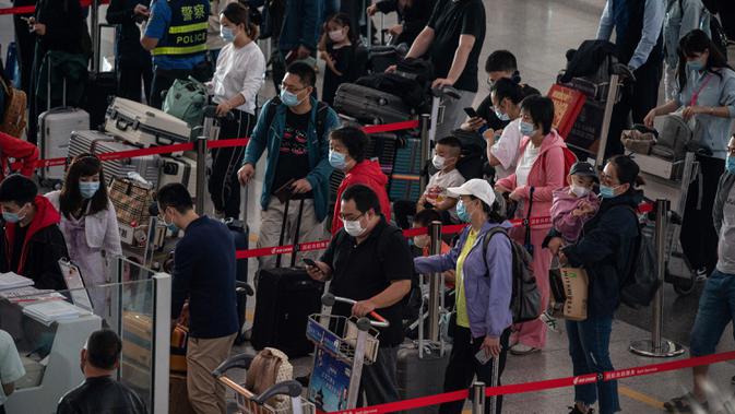 Orang-orang mengantre check-in untuk penerbangan domestik menjelang liburan 