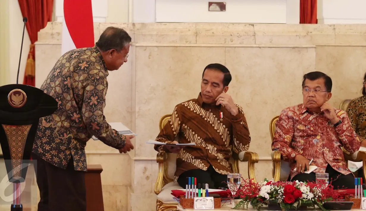 Presiden Joko Widodo (Jokowi) bersama Wakil Presiden Jusuf Kalla bersiap menggelar Sidang Kabinet Paripurna di Istana Negara, Jakarta Pusat, Rabu (15/3). Sidang kabinet ini dihadiri para menteri Kabinet Kerja. (Liputan6.com/Angga Yuniar)