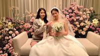 IU menghadiri pernikahan Jiyeon T-Ara dan memberikan tiara sebagai hadiah pernikahan. (dok. Instagram @jiyeon2__/https://www.instagram.com/p/CmDhpGwvtYJ/?igshid=NDk5N2NlZjQ%3D/Dinny Mutiah)