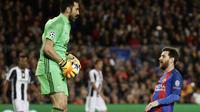 Kiper Juventus Gianluigi Buffon membuat penyerang Barcelona Lionel Messi frustrasi untuk mencetak gol. (AP Photo/Emilio Morenatti)