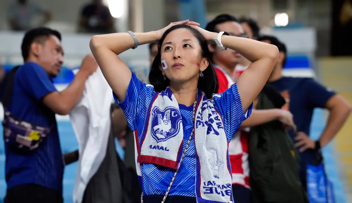 Seorang suporter Jepang bereaksi setelah Kroasia mengalahkan Jepang pada pertandingan sepak bola babak 16 besar Piala Dunia 2022 di Stadion Al Janoub, Al Wakrah, Qatar, 5 Desember 2022. Jepang disingkirkan Kroasia dari Piala Dunia 2022 lewat adu penalti. (AP Photo/Eugene Hoshiko)