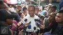 Calon Gubernur DKI Jakarta Anies Baswedan menjawab pertanyaan awak media ketika mengunjungi Pasar Bambu Kuning, Sunter Agung, Jakarta Utara, Senin (31/10). Di pasar tradisional tersebut, Anies mendengarkan keluhan pedagang (Liputan6.com/Immanuel Antonius)