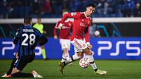 Sepasang gol Cristiano Ronaldo menyelamatkan Manchester United dari kekalahan saat bersua Atalanta pada laga keempat Grup F Liga Champions di Gewiss Stadium, Rabu (3/11/2021) dini hari WIB. MU pun bermain imbang 2-2 kontra Atalanta. (AFP/Marco BERTORELLO