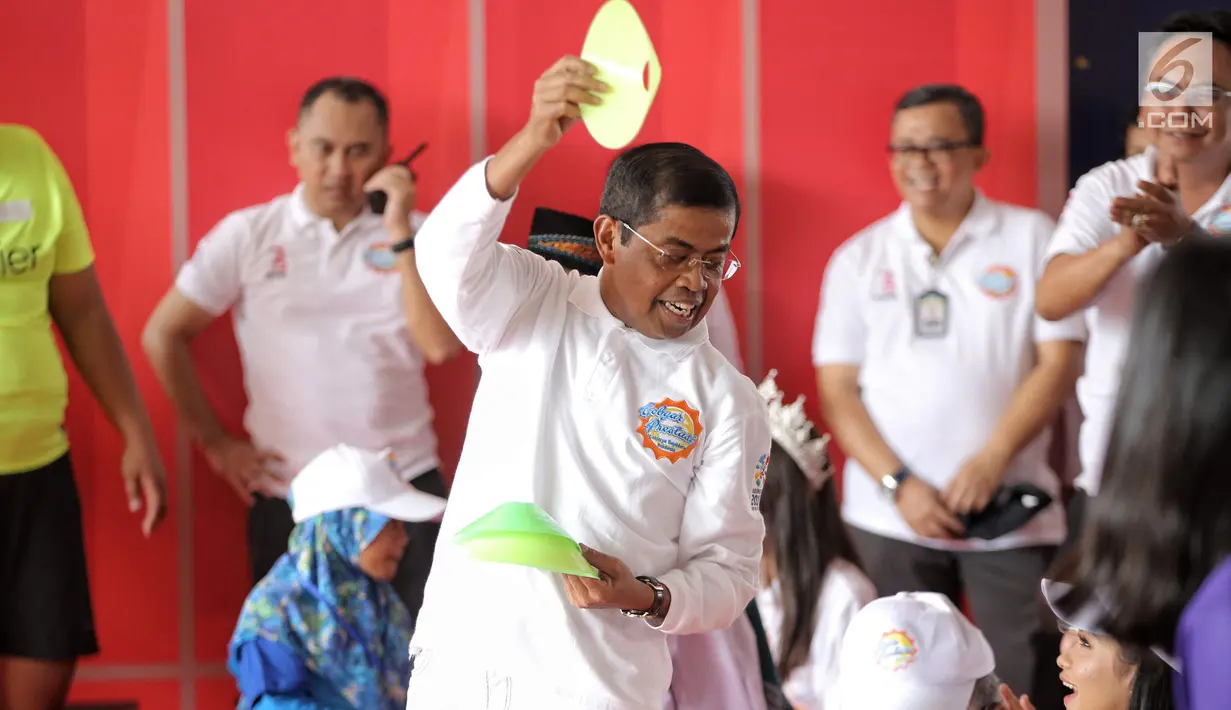 Menteri Sosial (Mensos) Idrus Marham ikut bermain dalam acara Gebyar Prestasi Keluarga Sejahtera Indonesia 2018 di Cibubur, Minggu (12/8). Acara diikuti oleh enam ribu peserta anak-anak berprestasi se-Indonesia. (LIputan6.com/Faizal Fanani)