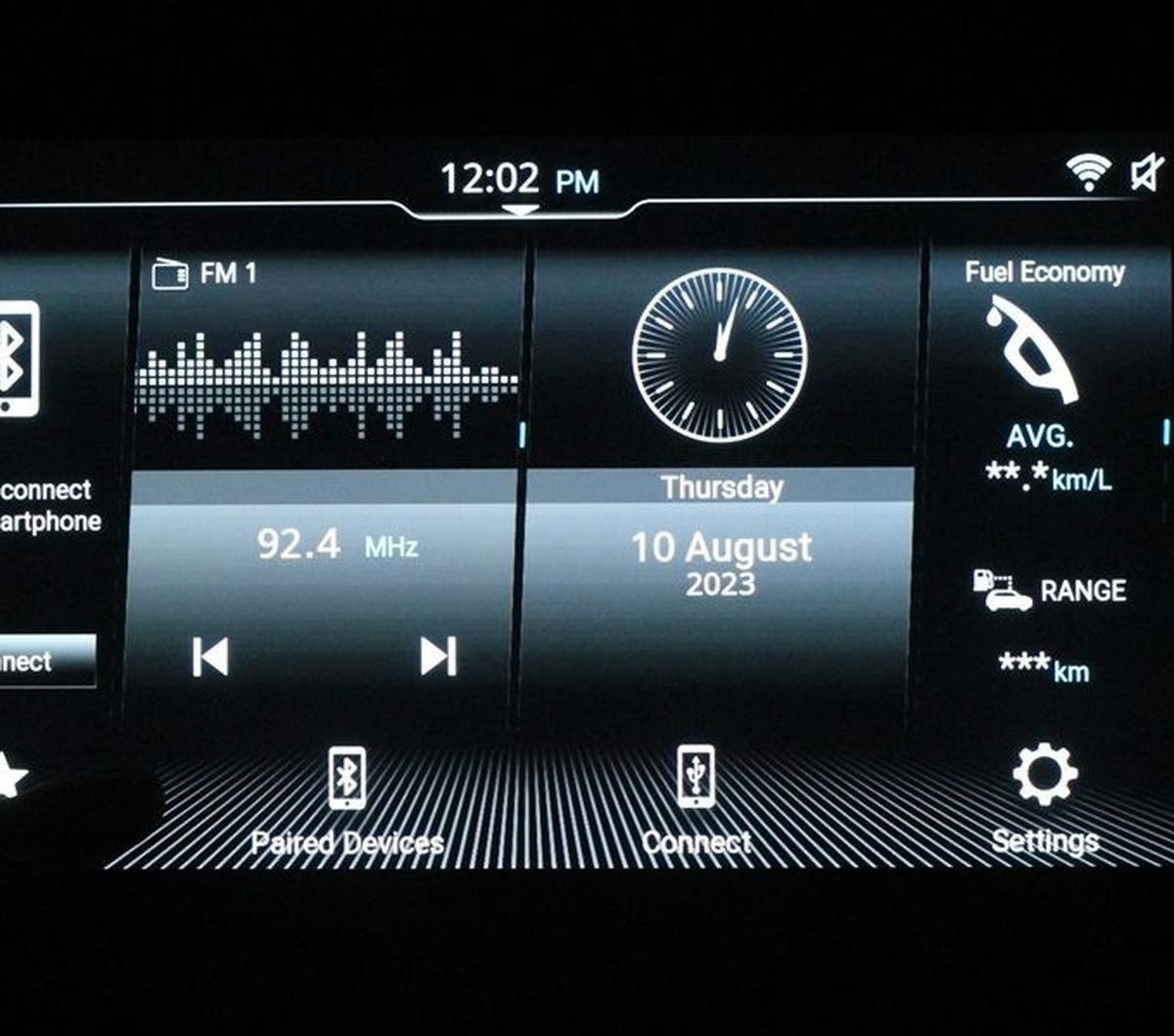 New Baleno punya head unit baru dengan
layar lebih besar: 9 inci. 

Dilengkapi fitur Apple Car Play dan Android Auto yang memungkinkan pengguna melakukan smartphone connection.