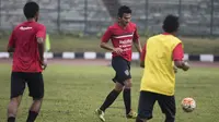 Bek Bali United, Bobby Satria, menerima umpan saat latihan jelang uji coba melawan Persib di Stadion Siliwangi, Bandung. (Bola.com/Vitalis Yogi Trisna)