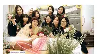 Kejutan bridal shower dari sahabat untuk Raisa. [foto: instagram/herlindapikacu]