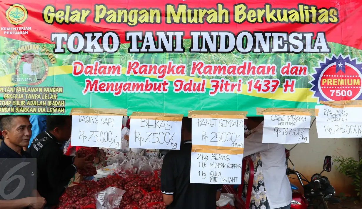 Aneka harga terpampang saat Operasi pasar Murah, Jakarta, Minggu (12/6). Operasi pasar murah tersebut digelar untuk menstabilkan harga kebutuhan pokok di bulan Ramadan (Liputan6.com/Angga Yuniar)