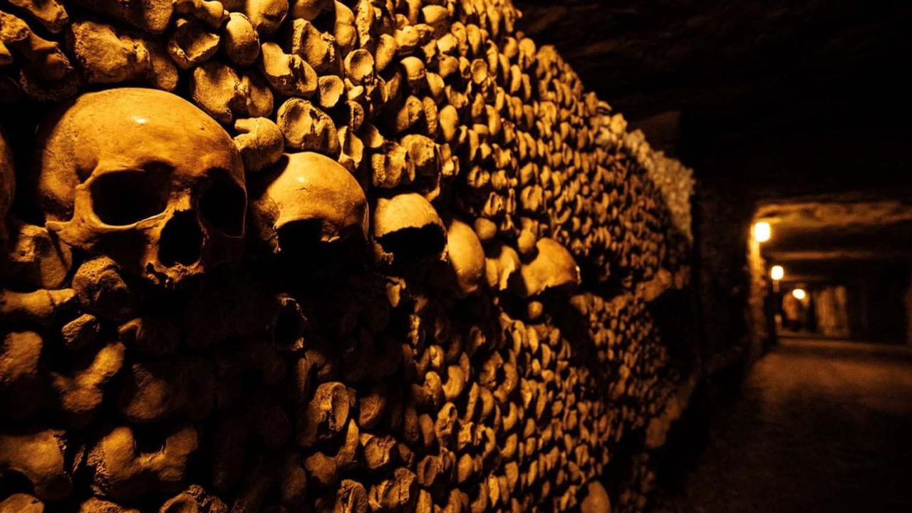 Kota Paris, Prancis, terkenal dengan keindahan arsitektur, museum seni yang menakjubkan, dan tentu saja Menara Eiffel yang ikonik. Namun, ada satu tempat yang tersembunyi di bawah kota ini yang menyimpan misteri dan daya tarik sendiri, yaitu katakombe Par