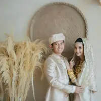 Setelah bagikan prewedding dengan adat Jawa, kini Belva Devara dan Sabrina Anggraini tampil menawan dalam balutan busana adat Minang. (Instagram/sabrinaanggraini).