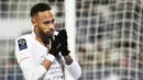 Neymar – Bintang timnas Brasil ini merupakan pemain bola nyentrik dalam berpenampilan. Gaya flamboyan serta kegiatan sehari hari hidupnya sering diperlihatkan ke publik melalui akun YouTobe nya. (AFP/Christophe Simon)