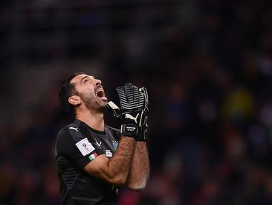 Ekspresi Gianluigi Buffon saat melawan Swedia pada laga kualifikasi Piala Dunia 2018 di San Siro stadium, (13/11/2017). Buffon memutuskan pensiun usai gagal ke putaran final Piala Dunia 2018. (AFP/Marco Bertorello)