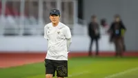 Pelatih Timnas Indonesia, Shin Tae-yong saat latihan resmi menjelang laga semifinal Piala AFF 2022 melawan Vietnam yang berlangsung di Stadion Utama Gelora Bung Karno (SUGBK), Jakarta, Kamis (05/01/2023). (Bola.com/Bagaskara Lazuardi)