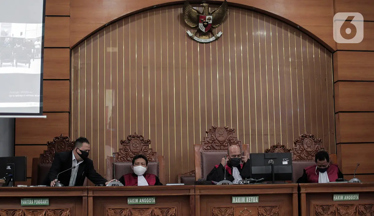 Ketua Majelis Hakim Nazar Effriandi memimpin sidang permohonan peninjauan kembali (PK) yang diajukan buronan kasus korupsi pengalihan hak tagih (cessie) Bank Bali, Djoko Tjandra di PN Jakarta Selatan, Senin (6/7/2020). Sidang ditunda karena Djoko Tjandra dikabarkan sakit. (Liputan6.com/Johan Tallo)
