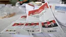Pekerja menunjukkan surat suara yang terpotong di Gedung Logistik KPU Kota Jakarta Pusat, Jakarta, Selasa (5/3). Sebanyak 60 persen surat suara rusak akibat terpotong atau tidak simetris dan bercak noda. (merdeka.com/Iqbal Nugroho)