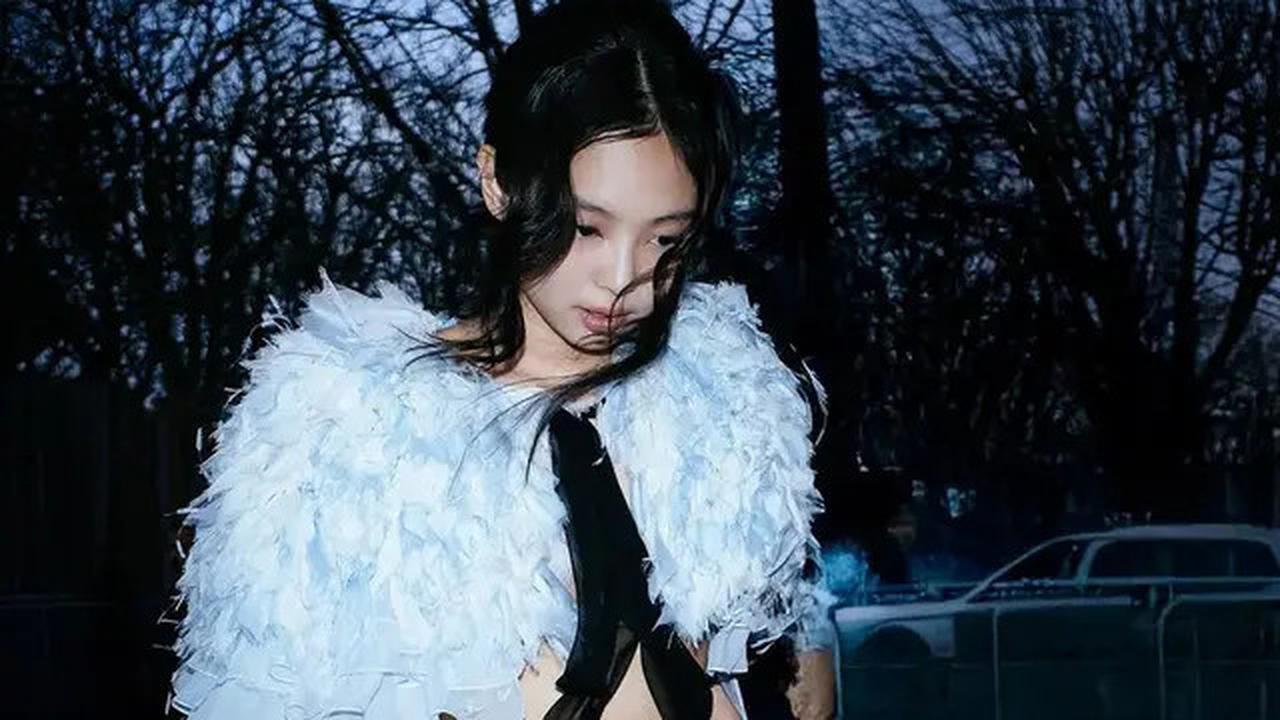 6 Gaya Jennie Blackpink dengan Sheer Bra dan Cape Dramatis di Chanel SS25 Couture Show, Akrab Bareng Kylie Jenner
