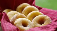 Yuk bikin donat kentang untuk camilan sore keluarga.| Via: hello-pet.