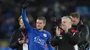 Bintang Leicester City, Jamie Vardy menyapa fans usai menang atas Fleetwood Town pada babak ketiga Piala FA di King Power Stadium, Leicester, (16/1/2018). Leicester City menang 2-0. (AFP/Paul Ellis)