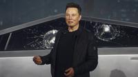 CEO Tesla, Elon Musk, memperkenalkan Cybertruck di studio desain Tesla di Hawthorne, California (21/11/2019). Truk Pikap ini dibekali dua motor Listrik dengan sistem penggerak menggunakan konfigurasi semua roda atau yang biasa disebut 4WD. (AP Photo/Ringo H.W. Chiu)