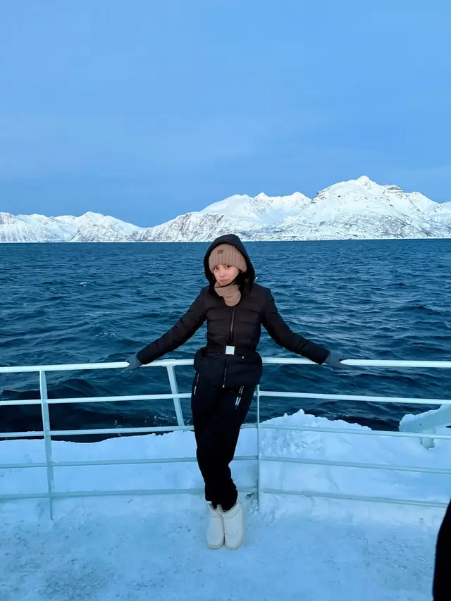 Liburan Tahun Baru 2026, Lyodra Ginting Tampil Stylish dengan Winter Outfit Serba Hitam di Norwegia