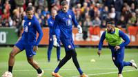 Penjaga gawang Belanda Andries Noppert (tengah) menjalani sesi latihan bersama rekan satu timnya jelang tampil pada UEFA Nations League di Kampus KNVB di Zeist, Belanda, 19 September 2022. Belanda akan menghadapi Polandia dan Belgia pada pertandingan UEFA Nations League. (Olaf KRAAK/ANP/AFP)