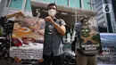 Aktivis Gerakan #BersihkanIndonesia menggelar aksi di Gedung BPJS Ketenagakerjaan, Selasa (23/11/2021). Mereka mendesak lembaga jaminan dana sosial pekerja milik negara ini berhenti terlibat dalam investasi yang merusak lingkungan dan hidup masyarakat di Kalimatan Timur. (Liputan6.com/Faizal Fanani)