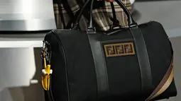 Bowling bag juga menjadi salah satu model tas yang melengkapi koleksi pria Fendi musim terbaru. (Liputan6.com/Pool/Fendi)