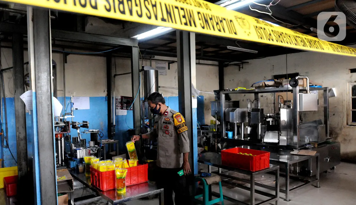 Polisi mengecek gudang pengemasan ulang minyak goreng yang disegel Polres Metro Depok di wilayah Pasir Putih, Sawangan, Rabu (16/3/2022). Penyegelan pada Selasa (15/3) kemarin dilakukan karena gudang tersebut diduga melakukan repacking merek lain menjadi merek tersendiri. (merdeka.com/Arie Basuki)
