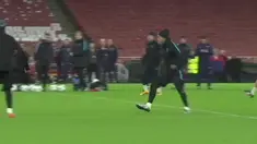 Rentetan hasil buruk Arsenal di Grup F Liga Champions memaksa The Gunners bertemu dengan juara grup lainnya, kini Arsenal mendapat tugas berat ketika meladeni sang juara bertahan, Barcelona