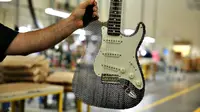 Suatu perusahaan papan selancar mendaur ulang sejumlah kardus menjadi bahan pembuatan gitar Fender Stratocaster unik.