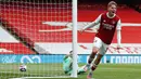 Pemain Arsenal Emile Smith Rowe melakukan selebrasi usai mencetak gol ke gawang West Bromwich Albion pada pertandingan Liga Inggris di Emirates Stadium, London, Inggris, Minggu (9/5/2021). Arsenal mengalahkan West Bromwich Albion 3-1. (AP Photo/Frank Augstein, Pool)