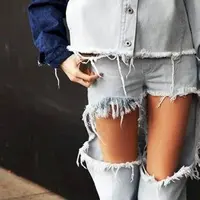 Jangan tiru kelakuan orang-orang yang enggak tahu bagaimana cara memakai celana berikut ini.