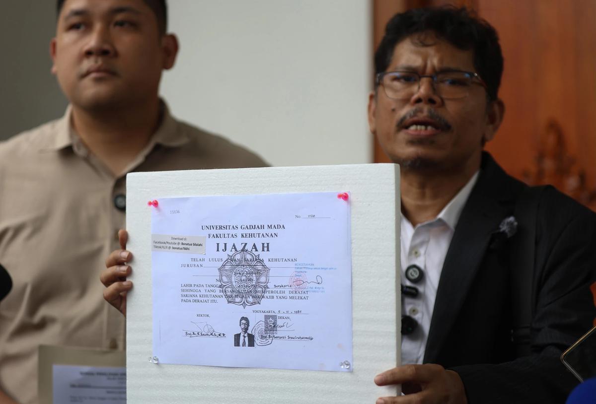 FOTO: Bonatua Silalahi Tunjukkan Salinan Ijazah Joko Widodo Tanpa Sensor di KPU RI