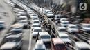 Sejumlah kendaraan bermotor terjebak kemacetan di Jalan K.H. Abdullah Syafei, Jakarta, Jumat (22/7/2022). Tim Pembina Samsat Nasional akan menghapus data kendaraan yang tak membayar pajak selama dua tahun. (Liputan6.com/Faizal Fanani)