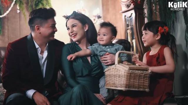 7 Pemotretan Keluarga Chelsea Olivia dan Glenn Alinskie Bertema Natal