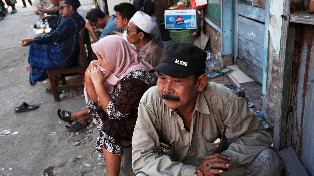 FOTO: Harap dan Cemas, Keluarga Santri Setia Menunggu di Lokasi Musala Ambruk