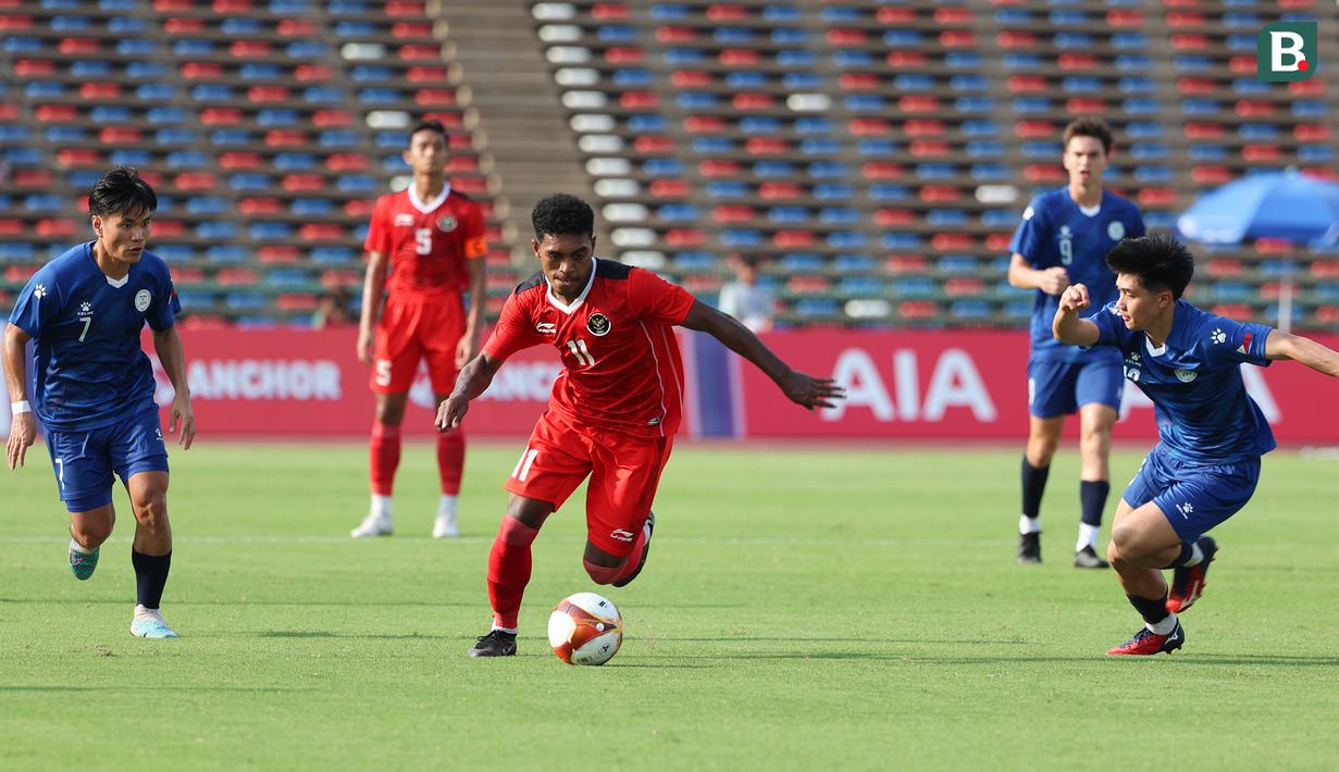 <p>Striker Timnas Indonesia U-22, Jeam Kelly Sroyer (tengah) berusaha melewati dua pemain Filipina pada laga pertama SEA Games 2023 di Olympic Stadium, Phnom Penh, Kamboja, Sabtu (29/4/2023). (Bola.com/Abdul Aziz)</p>