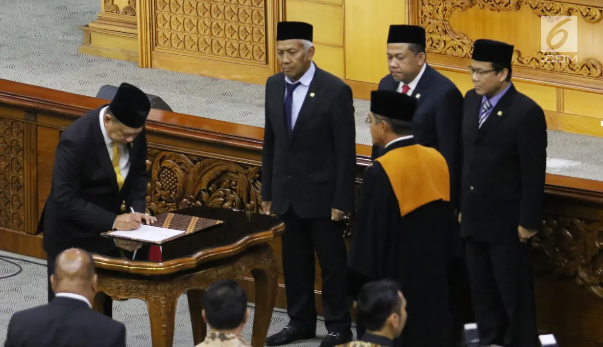 Bambang Soesatyo menandatangani berkas pengangkatannya sebagai Ketua DPR di Gedung DPR RI, Jakarta, Senin (15/1). Ketua DPP Partai Golkar Andi Sinulingga mengatakan tidak ada penolakan di internal Golkar. (Liputan6.com/Angga Yuniar)