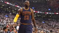 Forward Cleveland Cavaliers, LeBron James, sedang beraksi pada Gim 4 semifinal Wilayah Timur kontra Toronto Raptors di Toronto, Minggu (7/5/2017). (The Canadian Press via AP/Frank Gunn)