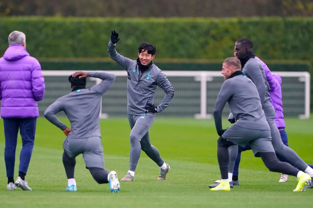 Mourinho Awasi Latihan Pemain Tottenham Jelang Hadapi Olympiakos
